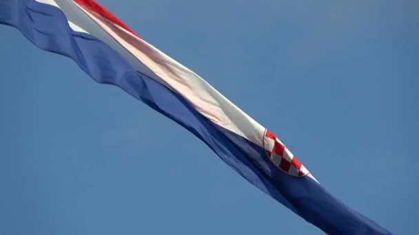 Bandeira Croata Acenando Vento Bandeira Tricolor Tem Meio Brasão Armas — Vídeo de Stock