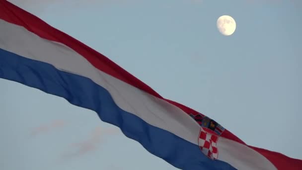 Horvát Zászló Lengett Szélben Sötétedik Előbújt Hold Trikolor Zászló Közepén — Stock videók