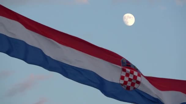 Die Kroatische Flagge Weht Wind Wird Dunkel Und Der Mond — Stockvideo