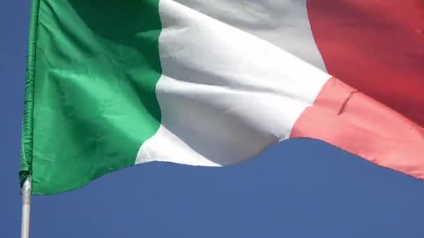 Bandera Italiana Ondeando Viento Sobre Cielo Azul Bandera Italia Tricolor — Vídeos de Stock