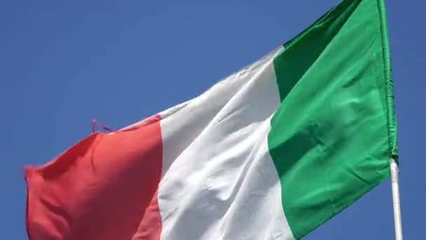 青い空にイタリアの国旗が風になびく イタリアの国旗は三色旗です 赤は国の色です — ストック動画