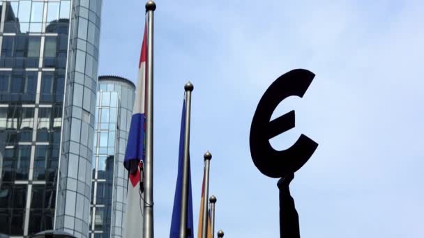Euro Szimbólumot Európai Parlament Brüsszeli Épületének Zászlói Mellett Őrző Szobor — Stock videók