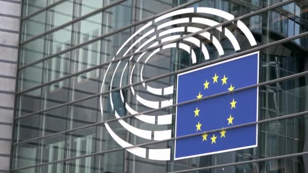 Brüsszel Belgium Július 2018 Jelkép Európai Parlament Brüsszeli Épületének Homlokzatán — Stock videók