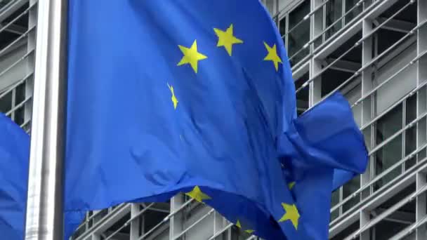 Bandeira União Europeia Acenando Frente Edifício Berlaymont Bruxelas Sede Comissão — Vídeo de Stock