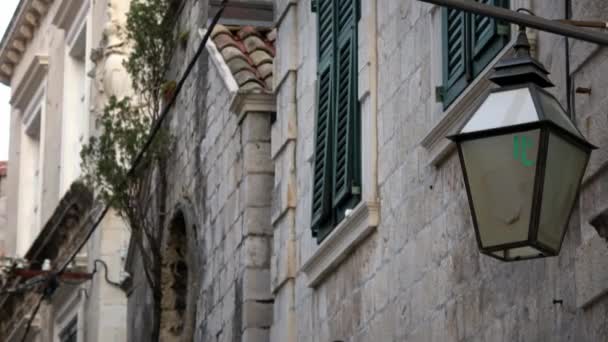 Lampada Lampione Appeso Sulla Facciata Edificio Nel Centro Storico Dubrovnik — Video Stock
