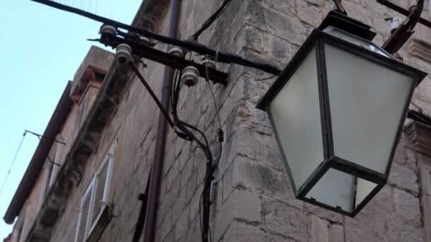 Pouliční Osvětlení Nebo Lampa Visící Fasádě Budovy Starém Městě Dubrovníku — Stock video