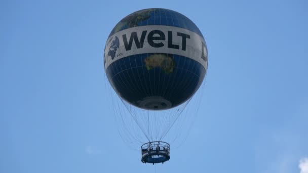 Berlin Juli 2018 Heißluftballon Mit Werbung Berlin Touristenattraktion Der Heliumballon — Stockvideo