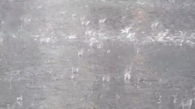 4 bin. Asfalta yağmur yağıyor. Sokakta şiddetli yağmur yağıyor. Araba trafiği