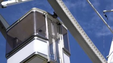 4 bin. Dönme dolaplar ya da dönen büyük tekerlekler. Eğlence parkı. Yolcu vagonları beyaz.