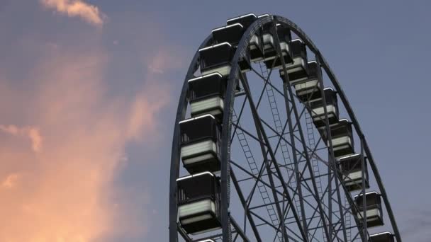 Uma Roda Gigante Grande Roda Está Girando Pôr Sol Nuvens — Vídeo de Stock