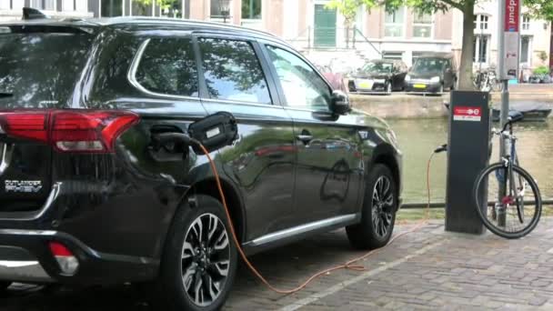 Amsterdã Holanda Julho 2018 Carregando Carro Elétrico Estacionamento Energia Alternativa — Vídeo de Stock