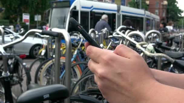 Messages Écriture Touristique Avec Son Smartphone Amsterdam Gros Plan Des — Video