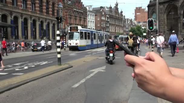 Άμστερνταμ Ολλανδία Ιουλίου 2018 Επιχειρηματίας Πληκτρολογώντας Μηνύματα Smartphone Της Ενώ — Αρχείο Βίντεο