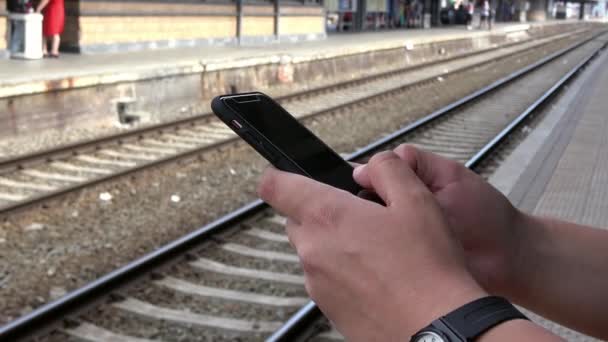 Brüksel Belçika Temmuz 2018 Bir Turist Istasyonda Treni Beklerken Akıllı — Stok video