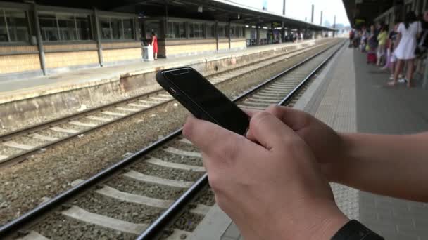 Brussels Belgium July 2018 때까지 기다리면서 스마트폰을 사용하는 사람도 있습니다 — 비디오