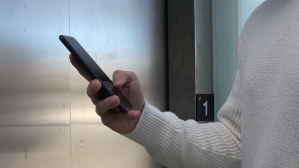 Sevilla España Abril 2018 Empresario Usando Smartphone Persona Escribiendo Por — Vídeo de stock