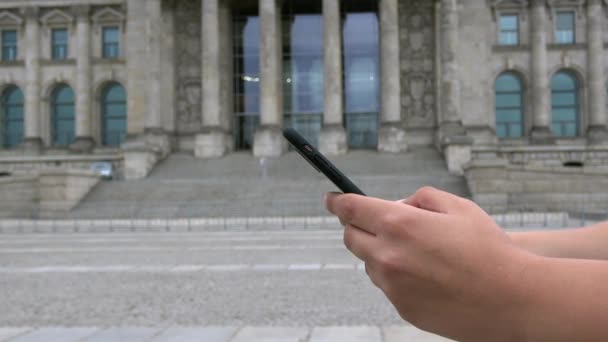 Osoba Používající Smartphone Blízkosti Budovy Reichstag Orientační Bod Berlíně Německo — Stock video