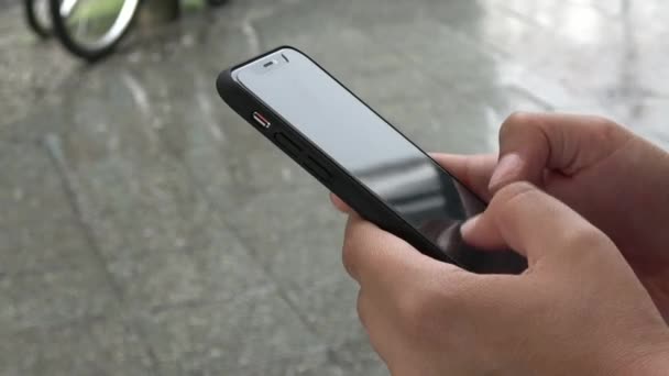 Βερολίνο Γερμανία Ιουλίου 2018 Επιχειρηματίας Χρησιμοποιώντας Smartphone Του Ενώ Βρέχει — Αρχείο Βίντεο
