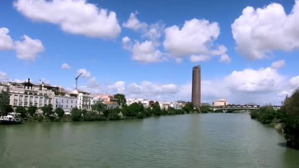 Timelapse Ciudad Sevilla España Hermosas Nubes Sobre Río Guadalquivir Horizonte — Vídeo de stock