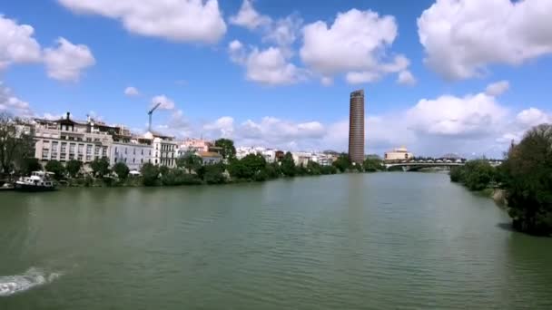 Хронология Города Севиль Испания Красивые Облака Над Рекой Гвадалквивир Горизонте — стоковое видео