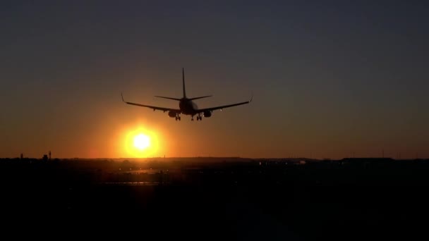 Avion Passagers Atterrit Sur Piste Aéroport Coucher Soleil Ciel Est — Video