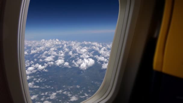 Mooie Wolken Gezien Door Het Raam Van Het Vliegtuig Met — Stockvideo