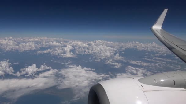 Nori Frumoși Văzuți Prin Fereastra Avionului Turbina Aripa Avionului Călătoreşte — Videoclip de stoc