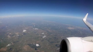 4 bin. Uçak deniz kıyısında uçarken döndü. Uçak yolcu penceresinden bak. Türbin ve uçak kanadı. Uçakla seyahat et.