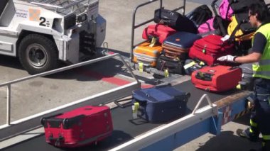 Bari, İtalya-25 Mayıs 2018: 4K. Havaalanı personeli ticari havayolu uçağına bagaj yüklüyor. Taşıyıcı bant uçaklarının bagajları. Gidiş terminali