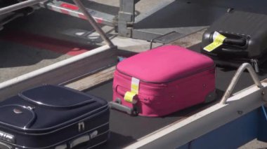 4 bin. Bagajlar havaalanında bir taşıma bandıyla seyahat eder. Gidiş terminali. Teknik bir personel ticari havayolu uçağına konveyör üzerinden bagaj yüklüyor.