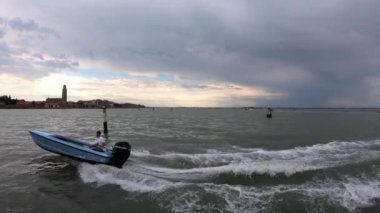 Venedik, İtalya-26 Temmuz 2018: 4K. Tekne yüksek hızda İtalya 'daki Venedik lagününden geçiyor. Sudan Venedik, turist teknesinden manzara.