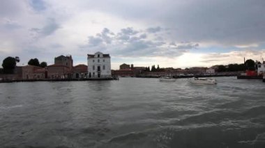 Venedik, İtalya-26 Temmuz 2018: 4K. Tekneler İtalya 'daki Venedik gölünde yelken açıyor. Turist teknesinin manzarası. Bulutlu.