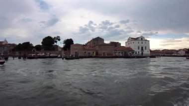 Venedik, İtalya-26 Temmuz 2018: 4K. İtalya 'daki Venedik lagününden su taksisi kalkıyor. Sudan Venedik, turist teknesinden manzara.