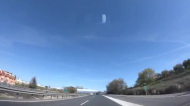 , İspanya-16 Nisan 2018: 4K. Zaman aşımı, İspanya 'da otoyolda araba kullanmak. Arka planda karlı dağlar var. Güneşli gün - Adrian.