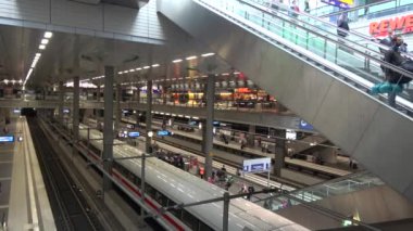 Berlin, Almanya-12 Temmuz 2018: 4K. Berlin Merkez İstasyonu 'nda tren istasyonları. Tren raylarında bekleyen yolcular var. Tamirci merdivenleri.