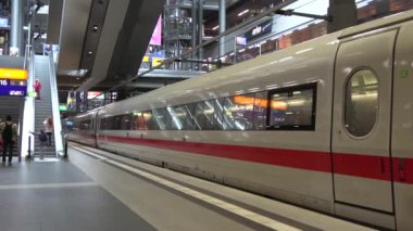 Berlin, Almanya-12 Temmuz 2018: 4K. Berlin Merkez İstasyonu 'nda hızlı bir tren hareket etmeye başlar. Tren peronundan görüntüle