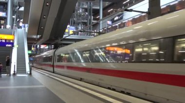 Berlin, Almanya-12 Temmuz 2018: 4K. Hızlı bir tren Berlin Merkez İstasyonu 'ndan ayrılıyor. Tren peronundan görüntüle