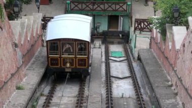 Budapeşte, Macaristan-17 Temmuz 2018: 4K. Budapeşte Castle Hill Füniküler veya Budavri Sikl, Macaristan 'ın Budapeşte şehrinde bir füniküler demiryolu. Füniküler Buda Kalesi 'ne tırmanıyor.