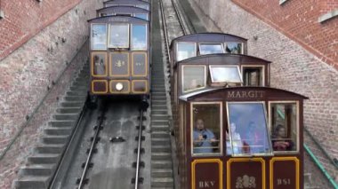 Budapeşte, Macaristan-17 Temmuz 2018: 4K. Budapeşte Castle Hill Füniküler veya Budavri Sikl, Macaristan 'ın Budapeşte şehrinde bir füniküler demiryolu. Füniküler Buda Kalesi 'ne tırmanıyor.