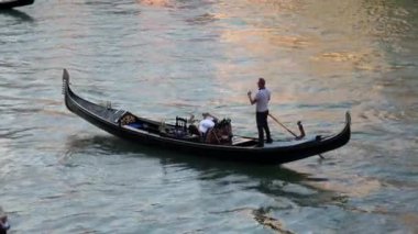 Venedik, İtalya-27 Temmuz 2018: 4K. Venedik, İtalya 'daki Büyük Kanal' da turistli Gondollar. Gondolcular kürek çekiyor.