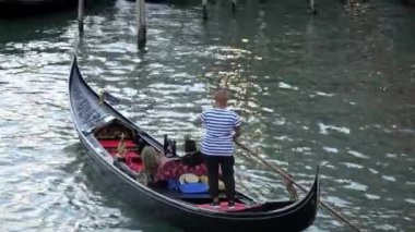 Venedik, İtalya-27 Temmuz 2018: 4K. Turistli Gondol İtalya 'nın Venedik kentindeki Büyük Kanal' a varmak üzere. Gondolcu kürek.