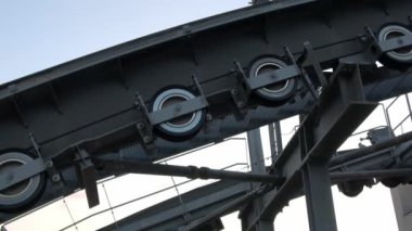 4 bin. Çalışan bir teleferiğin mekanizması ya da sistemi. Makara kaldırma. Dubrovnik Eski Şehir teleferiği