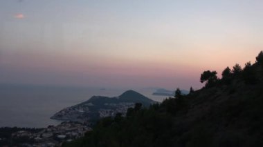 4 bin. Dubrovnik teleferik kulübesinden bakıyor. Teleferik Hırvatistan 'ın Dubrovnik Eski Kentinde tepeden iniyor
