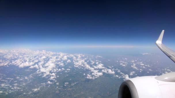 4K. Krásné mraky jsou vidět oknem letadla. Turbína a křídlo letadla. Cestujte letadlem. Pohled na cestovatele v kabině