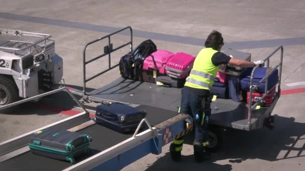 Μπάρι Ιταλία Μαΐου 2018 Τεχνικό Προσωπικό Φορτώνει Αποσκευές Μεταφορέα Αεροπλάνο — Αρχείο Βίντεο