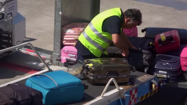 Bari Itália Maio 2018 Funcionários Aeroporto Carregando Bagagem Transportador Para — Vídeo de Stock