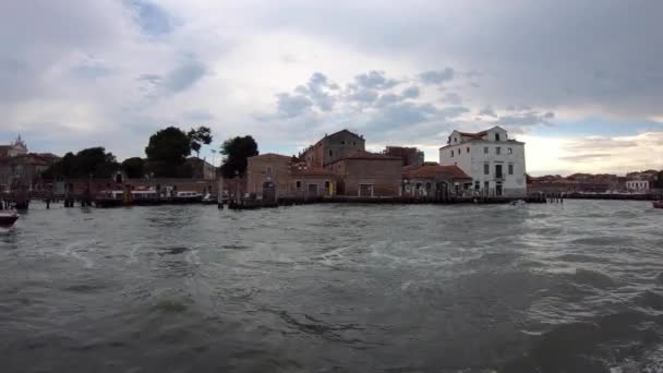 Velence Olaszország Július 2018 Vízi Taxi Vitorlázás Velencei Lagúnában Olaszországban — Stock videók