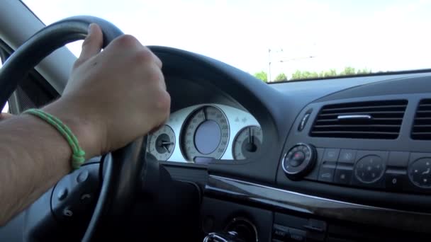 Homme Conduit Une Voiture Sur Une Autoroute Les Mains Sur — Video