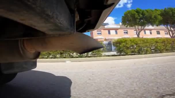 Выхлопная Труба Автомобиля Проезжающего Городу Газы Выбросы Загрязнения Бортовая Камера — стоковое видео