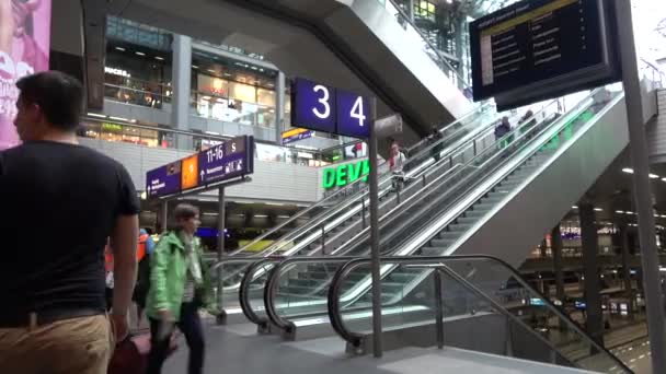 Berlín Alemania Julio 2018 Interior Estación Central Berlín Escaleras Mecánicas — Vídeo de stock